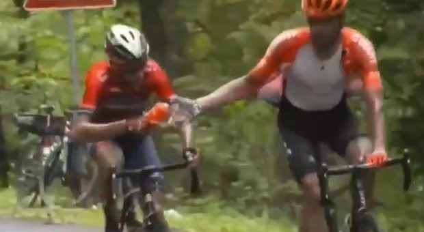 Giro d'Italia, Nibali e Ventoso come Coppi e Bartali: lo spagnolo passa la sua borraccia allo 'Squalo'