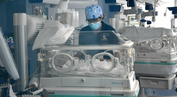 Trapianto di utero, nata una bambina dal primo intervento in Italia: Alessandra pesa 1,7 kg. La mamma: «Non vedo l'ora di abbracciarla»