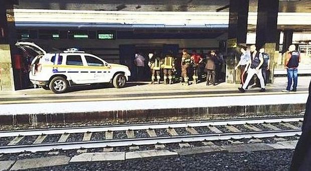 Roma, ragazza travolta da un treno alla stazione Termini: "Ha attraversato i binari mentre era al telefono"