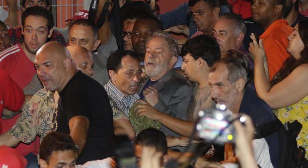 Lula si arrende e si consegna alla polizia. I suoi sostenitori volevano fermarlo