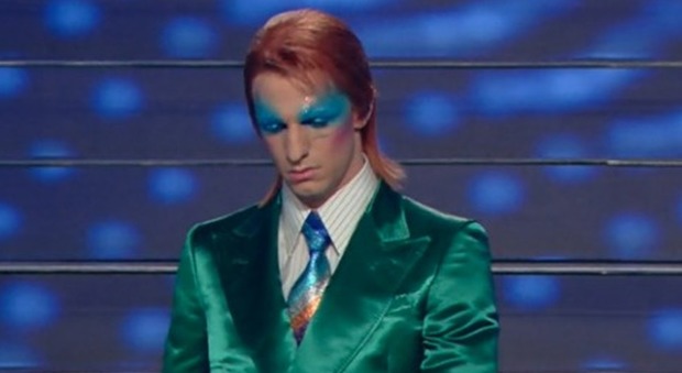 Sanremo 2020, Achille Lauro omaggia David Bowie e canta "Gli uomini non cambiano". Tripudio social: «Bellissimo»