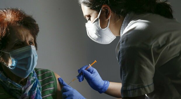 Lazio, via ai vaccini over 80. «E da metà febbraio si prenotano i 75enni»