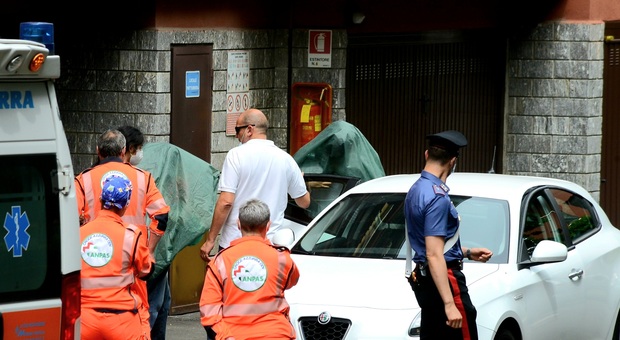 Milano, uccide la moglie e tenta di strangolare il figlio con una cintura: il ragazzo finge di morire e si salva