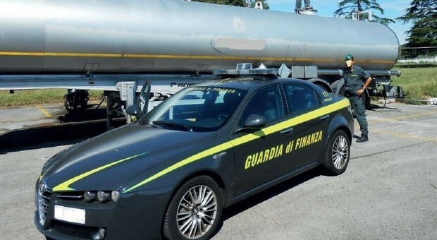 La truffa del gasolio da Napoli a Trieste: cinque indagati, sequestrati beni per 59 milioni