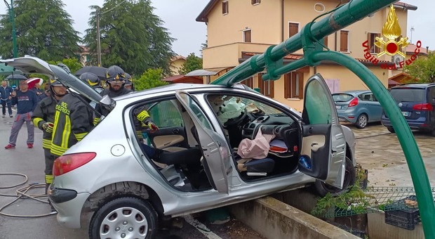 Favaro Veneto, perde il controllo dell'auto e si schianta contro un palo della luce