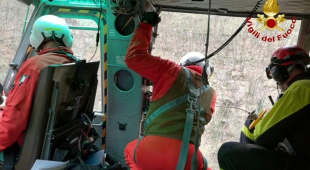 Professionista precipita in un burrone a Belforte all'Isauro: salvato dall'elicottero dei vigili del fuoco