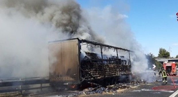 Vasto, camion di pasta prende fuoco in autostrada