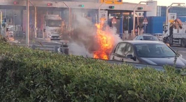 Auto a fuoco dopo il casello di Ancona Sud: sul posto Vigili del Fuoco e Polizia Stradale