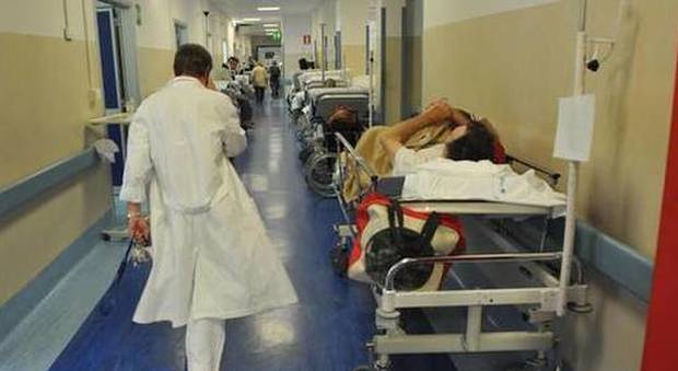 Musulmana non vuole uomini in stanza in ospedale: "Mia madre trasferita, pazienti anche in corridoio"