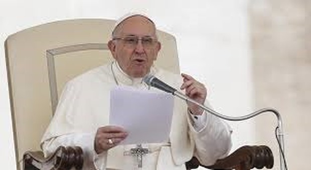 Papa Francesco, quando un governo è dittatoriale vuole controllare i mass media e diffonde fake news
