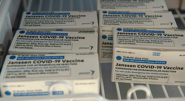 Vaccino, Johnson&Johnson in Italia dal 16 aprile: dosi subito ai medici di base. Come funziona il farmaco monodose