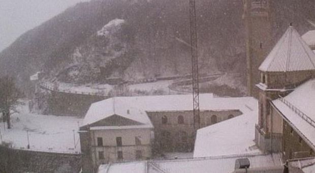 Irpinia. Dieci centimetri di neve a Montevergine e al Laceno