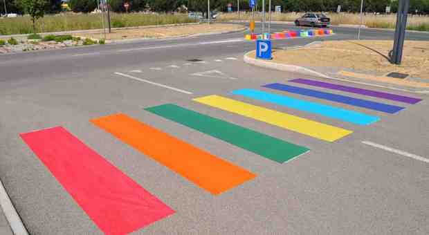 La street art colora Taranto: strisce e spartitraffico hanno i colori dell'arcobaleno