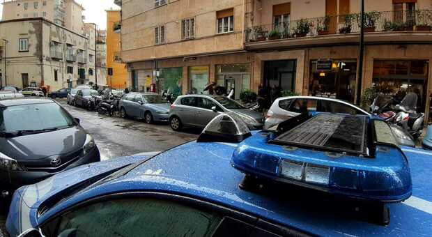 Napoli, rapina alle Poste oggi: due banditi armati in fuga in scooter