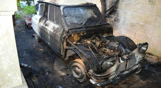 Incendia l'auto d'epoca di un anziano: filmato dalle telecamere, 33enne arrestato