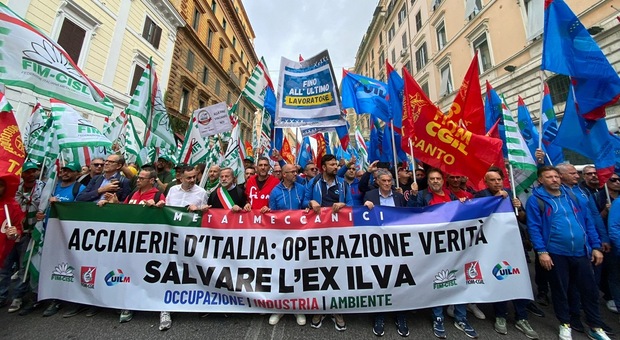 Una recente protesta dei lavoratori del siderurgico di Taranto a Roma