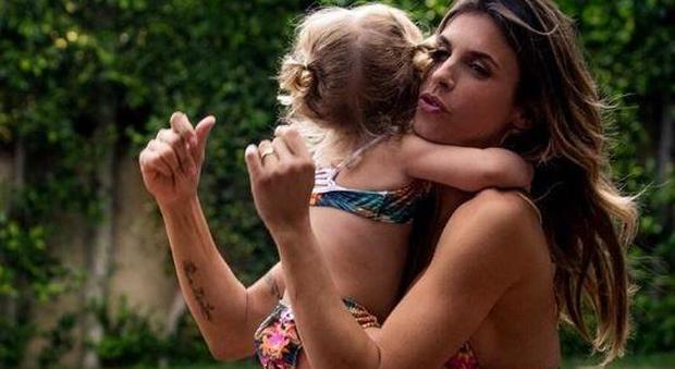 Elisabetta Canalis in Sardegna con la figlia: "Ecco Miss bikini 2017"