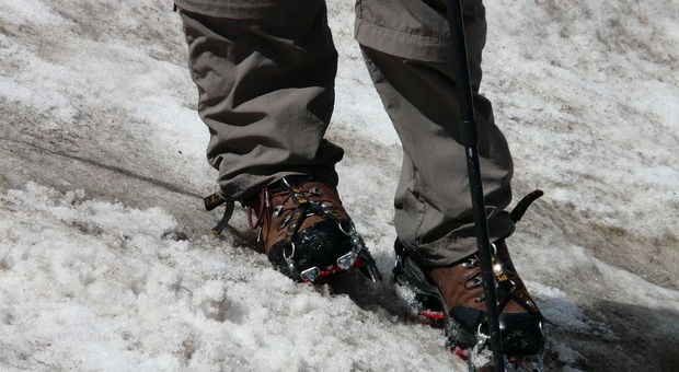 Scarpe inadeguate: escursionista scivola sul ghiaccio per 150 metri