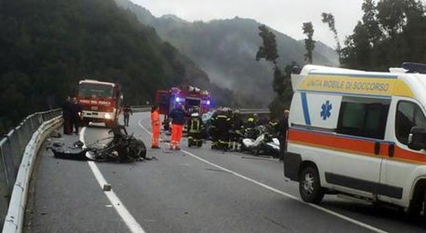 Cuneo, travolti mentre soccorrono un'auto in panne: 2 morti e 4 feriti