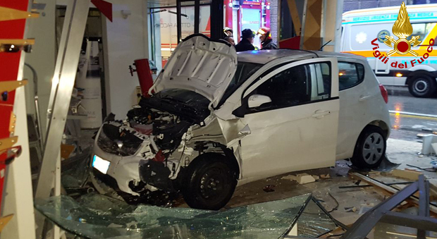 Malore alla guida, sfonda la vetrina del negozio con l'auto: 4 feriti
