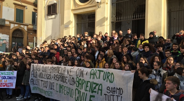 «Arturo non mollare»: migliaia di studenti di Napoli in piazza per il 17enne accoltellato