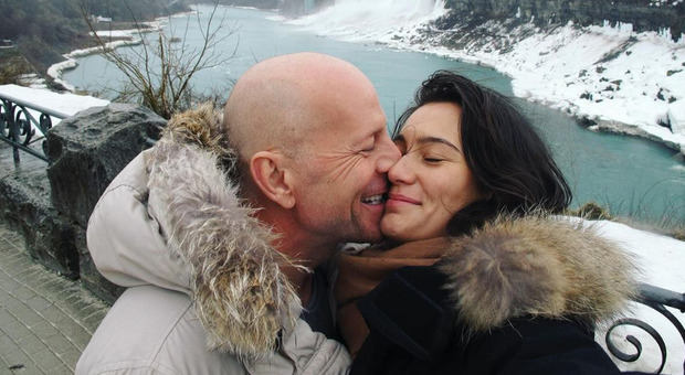 Bruce Willis, la moglie Emma Heming: «Basta con questi articoli, la vita di mio marito è ancora piena di gioia»