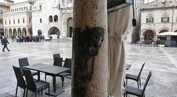 Ascoli, deturpata una colonna del porticato di piazza del Popolo