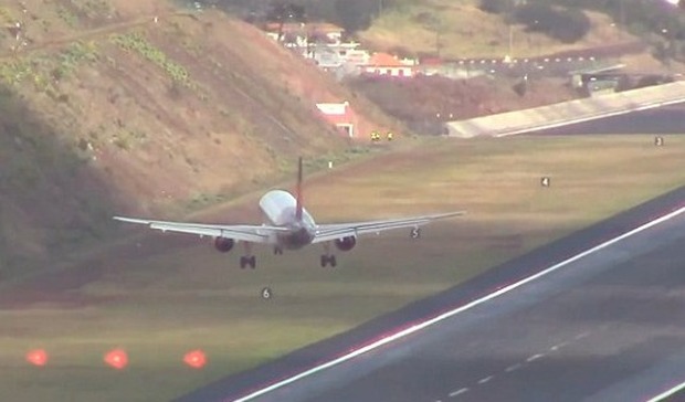 Vento forte all'aeroporto di Madeira: l'atterraggio è da incubo