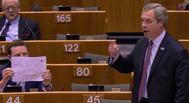 Farage interviene al Parlamento Ue, un deputato gli fa uno scherzo