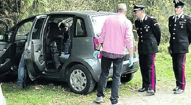 Auto crivellata di colpi: proprietario va dai Carabinieri: «L'hanno rubata»