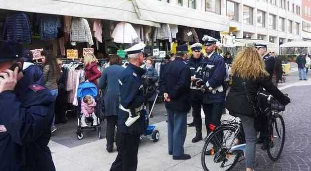 PORDENONE - Vigili urbani e Polizia in piazza XX settembre sul luogo dell'aggressione