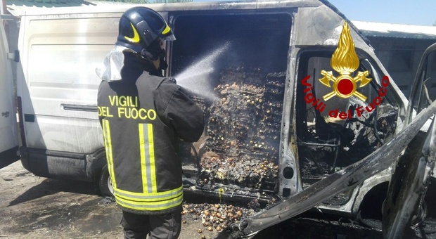 In fiamme a Panicale furgone carico di 25mila uova fresche. In azione i vigili del fuoco