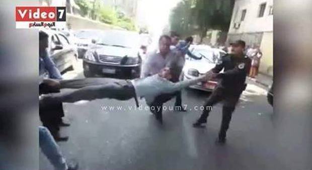 Egitto, la polizia massacra e arresta titolari di master e dottorati scesi in piazza a manifestare