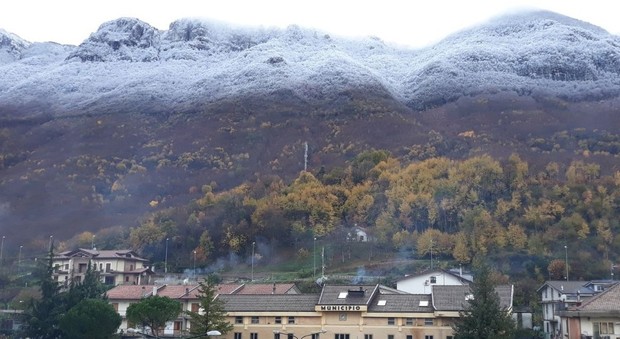 Emergenza maltempo, primi fiocchi di neve in Campania: nevica sui monti Alburni