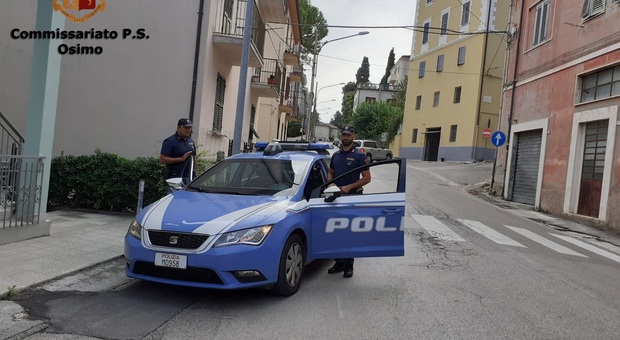 Osimo, in trappola nella casa invasa dal fumo: salvato dai poliziotti eroi