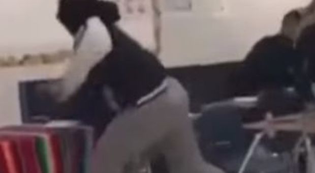 Professoressa picchia una studentessa di 16 anni disabile, le immagini choc