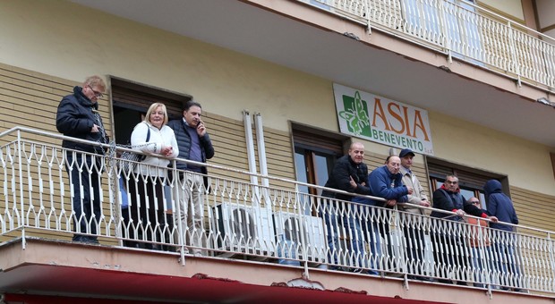 Benevento: Asia, proteste e scontro sul bando: i lavoratori si incatenano