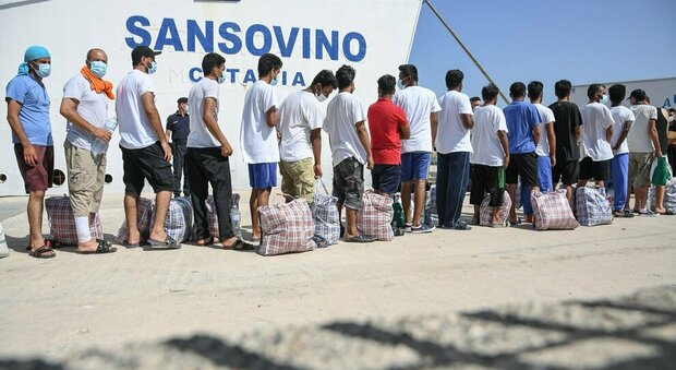 Migranti, Conte: «No ingressi irregolari». Lampedusa, 200 arrivi. Porto Empedocle, 50 in fuga