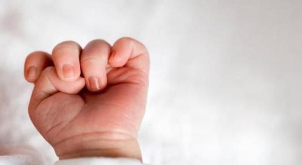 Abortisce e occulta il corpicino del figlio: ventenne arrestata