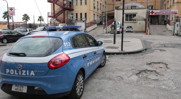 Napoli, lite stradale sfocia nel sangue: 31enne ferito a colpi di pistola in via Acton