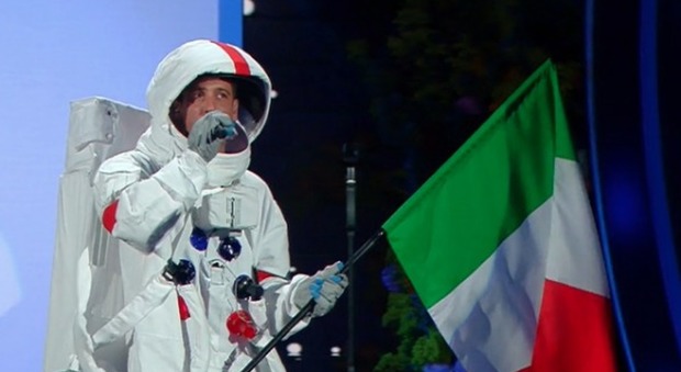 Sanremo 2020, Francesco Gabbani vestito da astronauta canta "L'italiano" di Toto Cutugno
