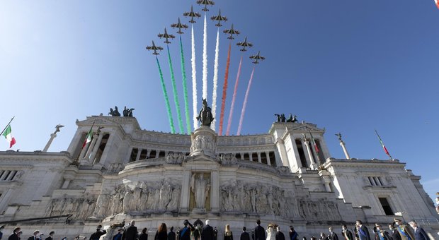 2 giugno 2020, Mattarella all'Altare della Patria, sventola enorme tricolore: la diretta