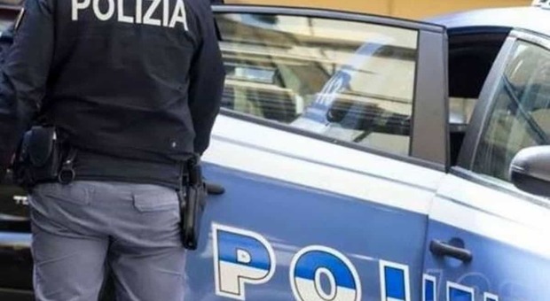 Porto d’armi senza visite, medico-poliziotto imputato: ha rilasciato 276 certificati medici intascando 22mila euro