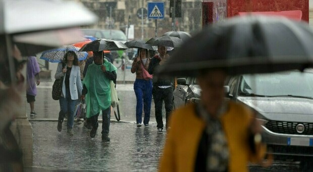 Meteo di Capodanno, pioggia e freddo fino alla Befana: le previsioni città per città