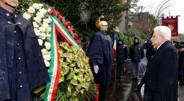 Aldo Moro, 37 anni dall'agguato in via Fani: Mattarella sotto la pioggia depone corona di fiori