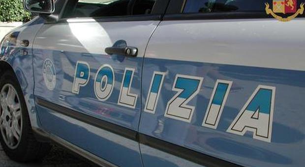 Roma, sparatoria in un locale al Laurentino: uomo aggredisce agente