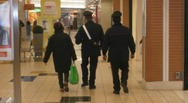 I carabinieri al centro commerciale Conero