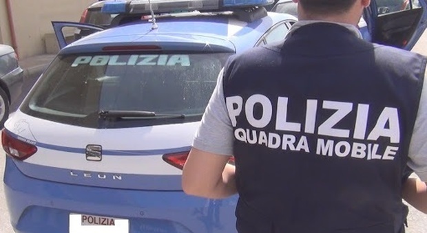 Ascoli, la polizia pedina un cinquantenne e vede lo spaccio in diretta: arrestato con un kg di hashish e due etti di cocaina