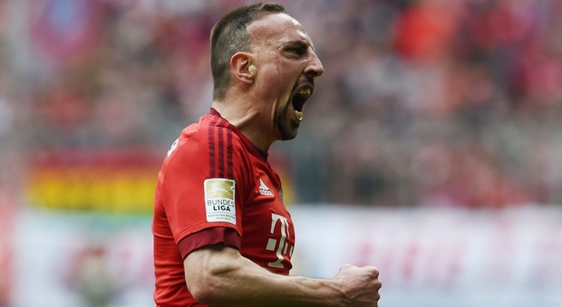 Franck Ribery, attaccante del Bayern, classe '83, esulta dopo aver segnato in acrobazia all'Eintracht