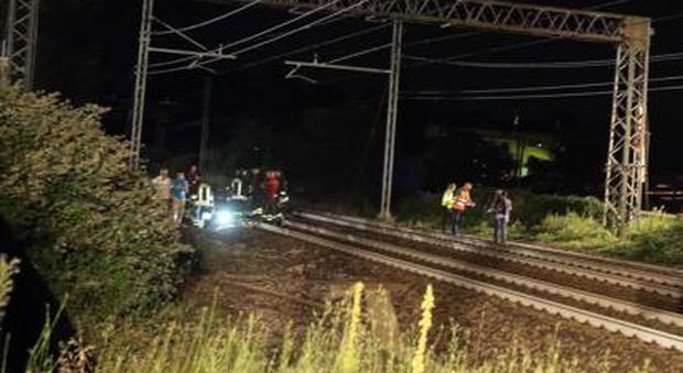 Brescia, gioca a pallone sui binari: quindicenne muore travolto da un treno